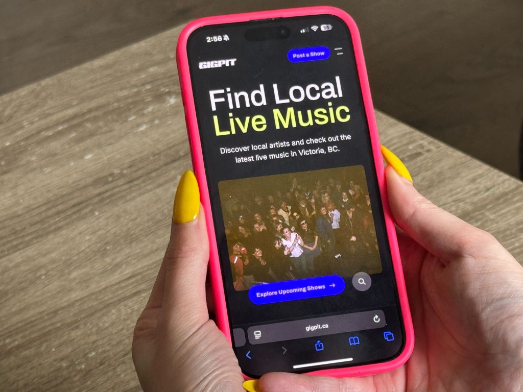 Someone scrolling through the Gigpit app on their phone.